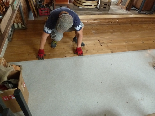 床材を敷く作業